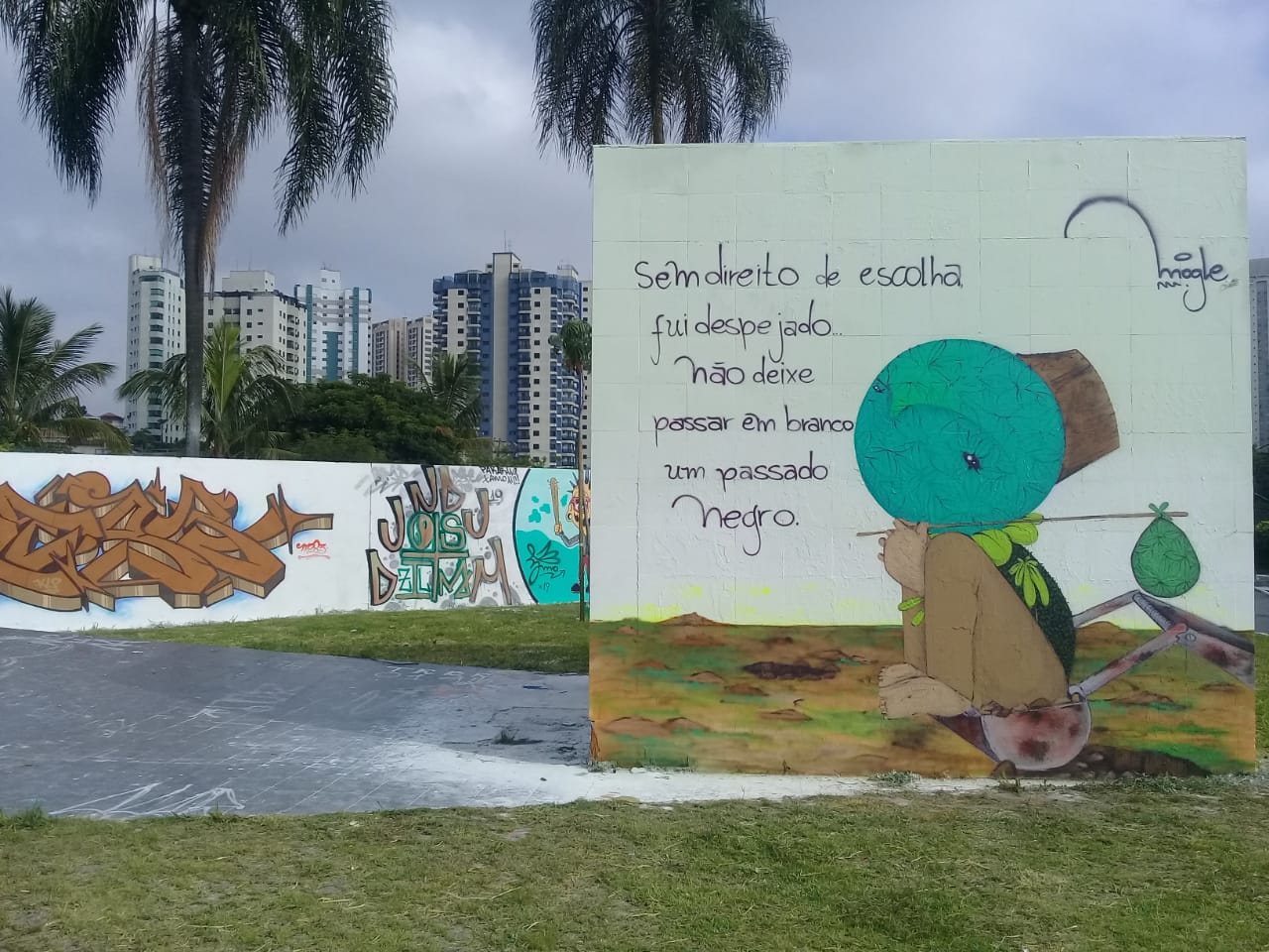 Grafites realizados na Praça Anna dos Santos Figueiredo 